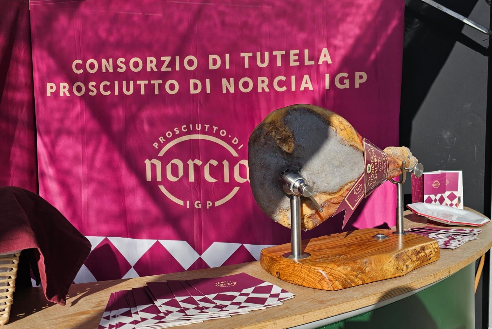 Il Consorzio di Tutela I.G.P. Prosciutto di Norcia protagonista a Nero Norcia: tradizione e gusto conquistano il pubblico