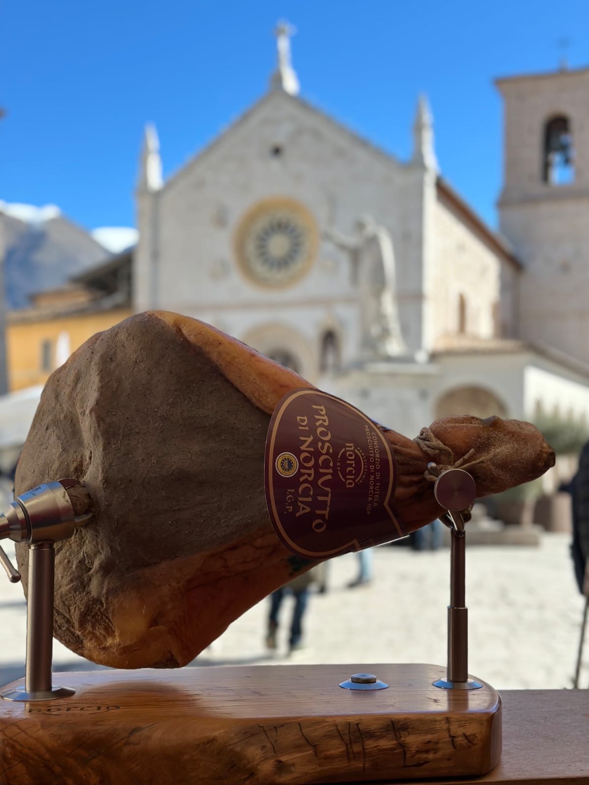Norcia, il sapore della rinascita: dalla Basilica di San Benedetto al Prosciutto IGP